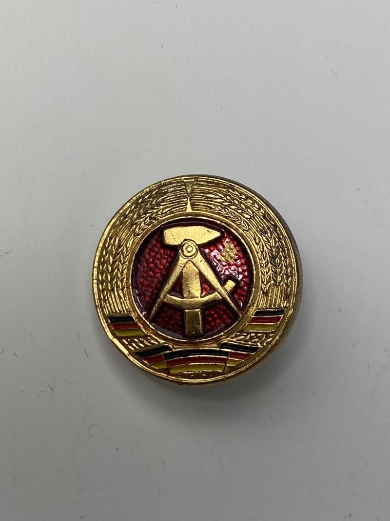 EAST GERMAN NVA KOKARDA GOLD BADGE