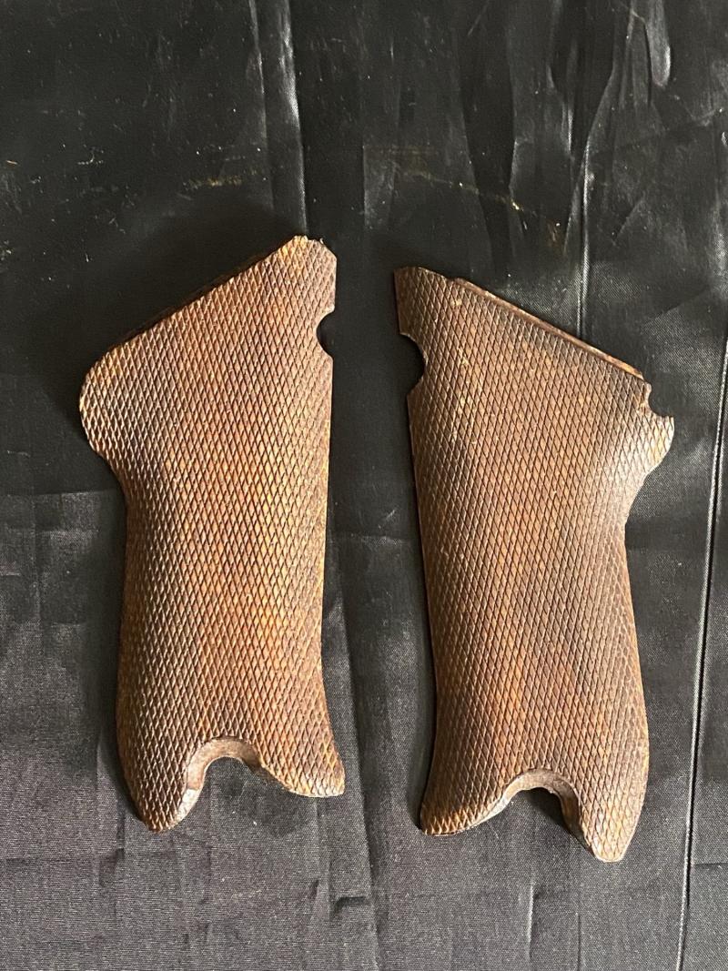 GERMAN WOODEN LUGER GRIPS