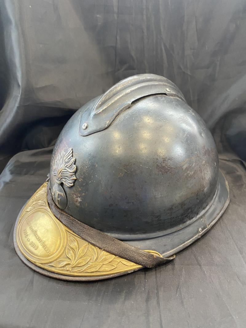 WW1 FRENCH ADRIAN HELMET WITH SOUVENIR PLAQUE