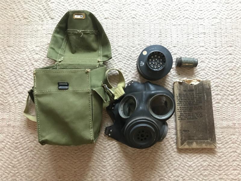 WW2 BRITISH LIGHTWEIGHT GAS MASK & CONTENTS