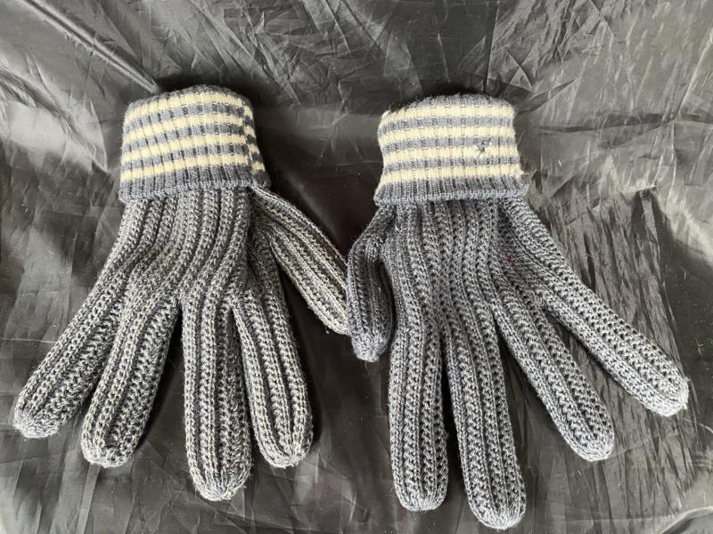 WW2 GERMAN KNIT WOOL GLOVES (SIZE 4)