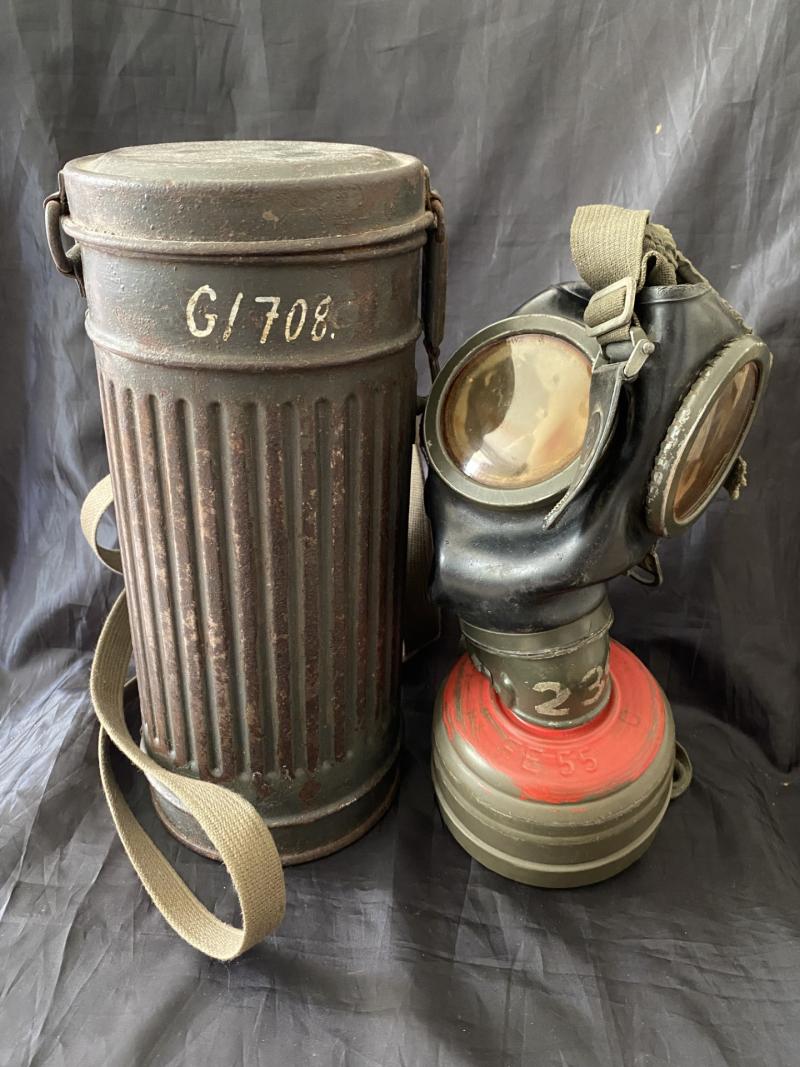 WW2 GERMAN M38 GAS MASK IN TIN