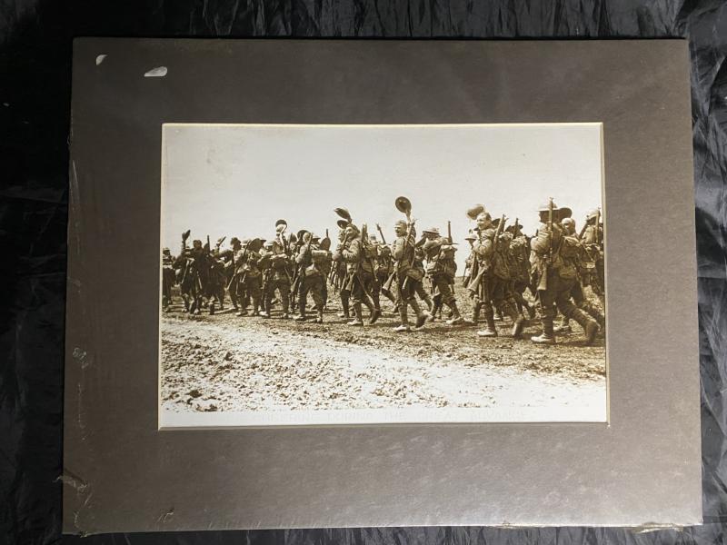 WW1 SOLDIERS CHEERING DURING THE GREAT ADVANCE