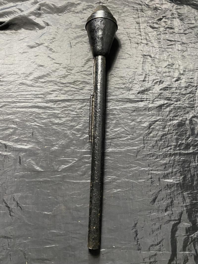 RELIC WW2 GERMAN PANZERFAUST WITH PROJECTILE