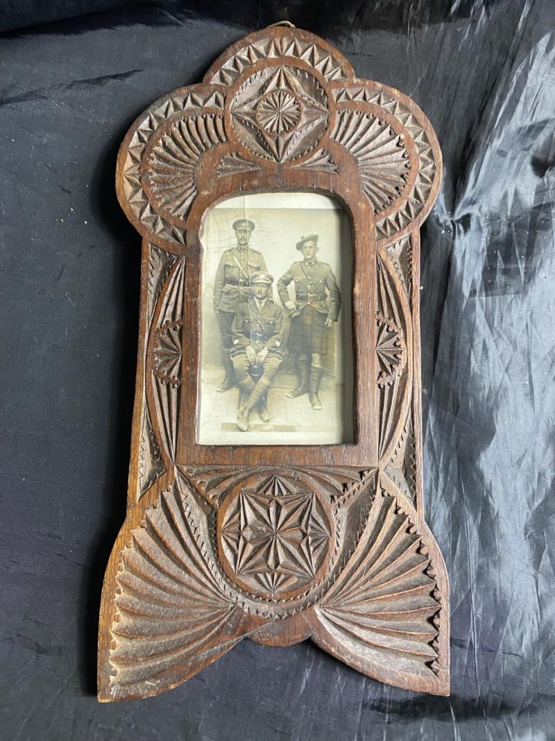 WW1 CARVED WOODEN FRAME WITH POSTCARD