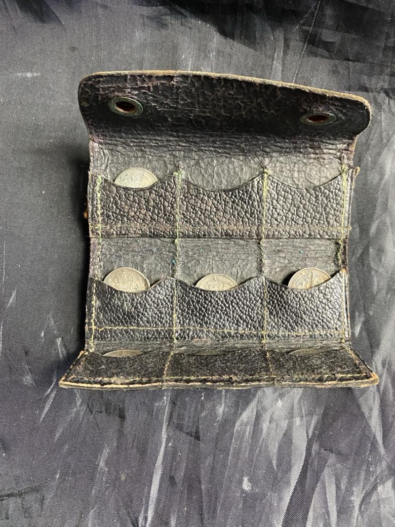 WW1 BRITISH LEATHER COIN HOLDER WITH 7 COINS