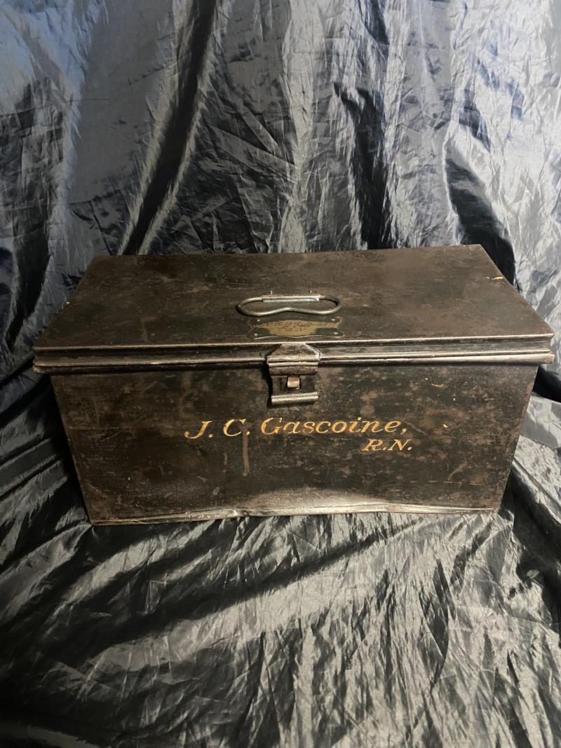 ROYAL NAVY OFFICER'S HAT & EPAULETTE BOX