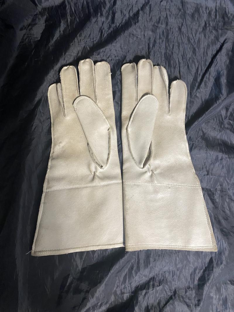 BRITISH WHITE GAUNTLET GLOVES