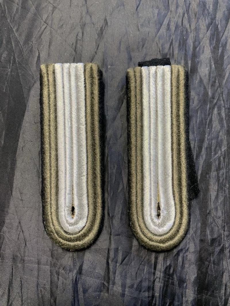 A SET OF REPRODUCTION SHOULDER BOARDS