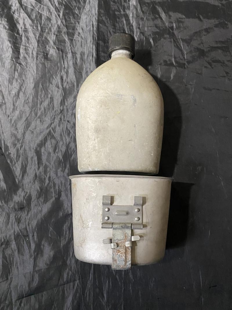 WW2 U.S. WATER BOTTLE AND CANTEEN