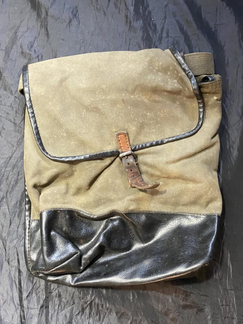 YUGOSLAVIAN M84 GAS MASK/UTILITY BAG