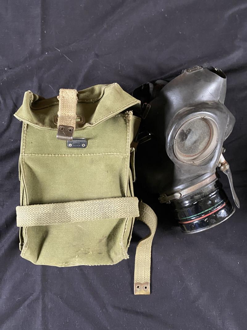 WW2 BRITISH CIVIL DEFENCE GAS MASK & CONTENTS