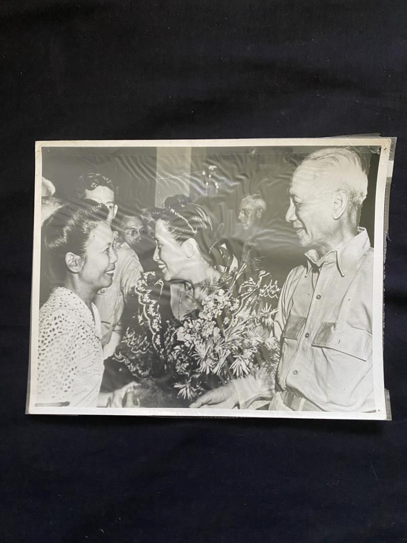 PRESIDENT & MRS OSMENA RECEIVE CONGRATULATIONS AT MANILA CEREMONY