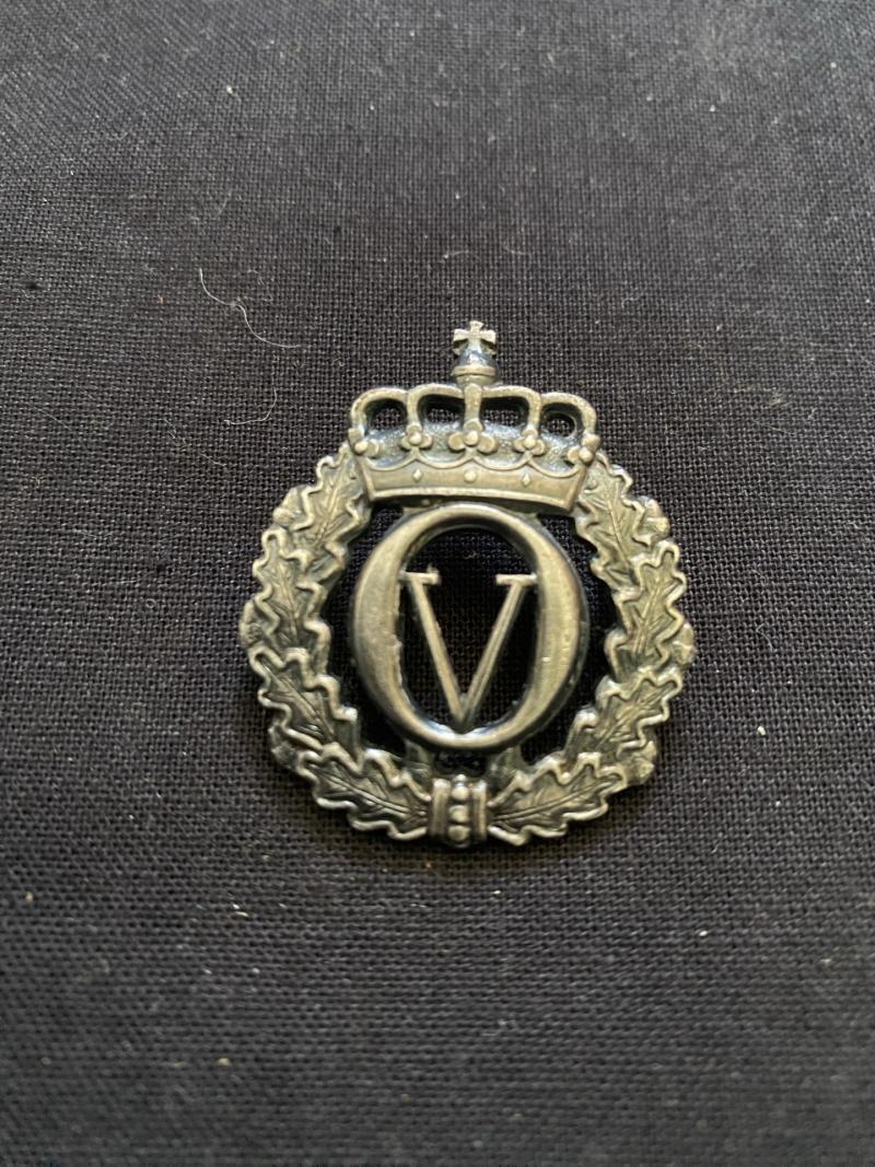 NORWAY KING OLAV V CAP BADGE