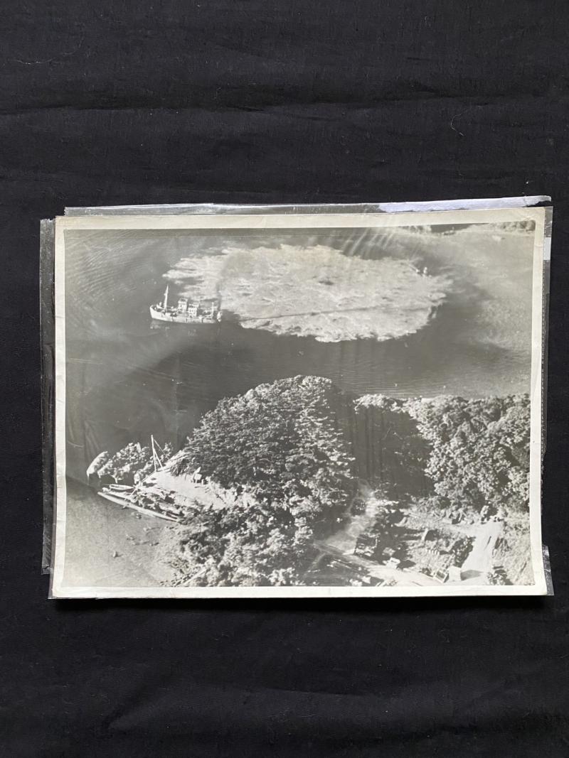 PICTURE OF U.S BOMB EXPLODES NEAR A SHIP AT A JAPANES SUBMARINE BASE