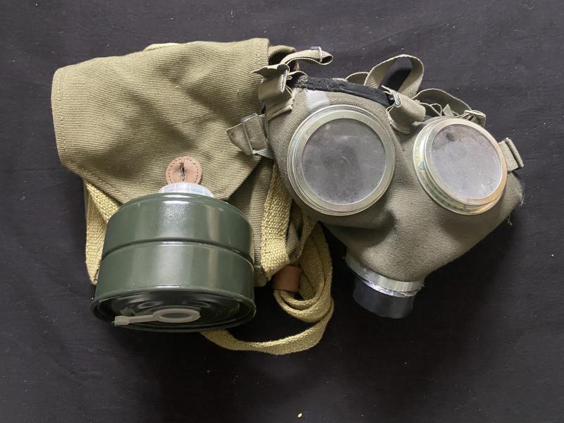 HUNGARIAN M75 GAS MASK WITH FILTER AND POUCH