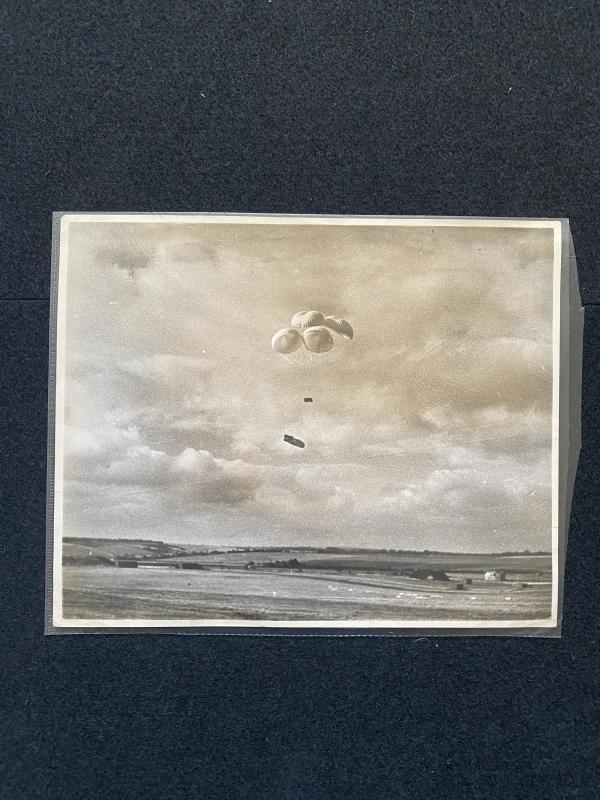 BRITISH OFFICIAL PHOTO OF THE AIRBORNE DROPPING SUPLLIES