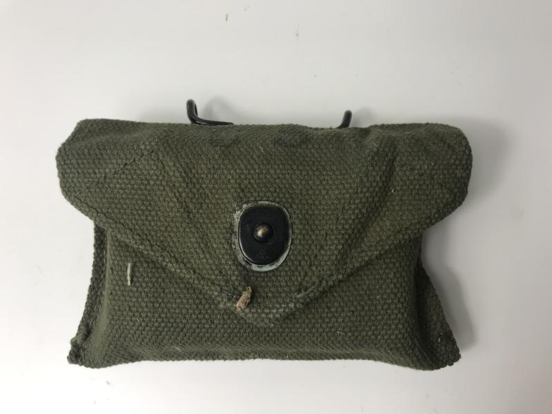 U.S. M1942 FIELD DRESS POUCH & CAMOUGLAGE FIELD DRESSING PACKET