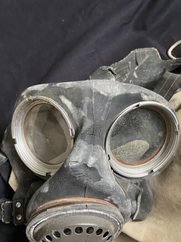 WW2 BRITISH SERVICE GAS MASK SET
