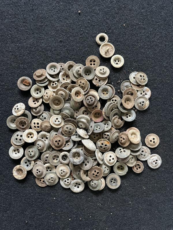 8 X ASSORTED WW2 GERMAN BUTTONS