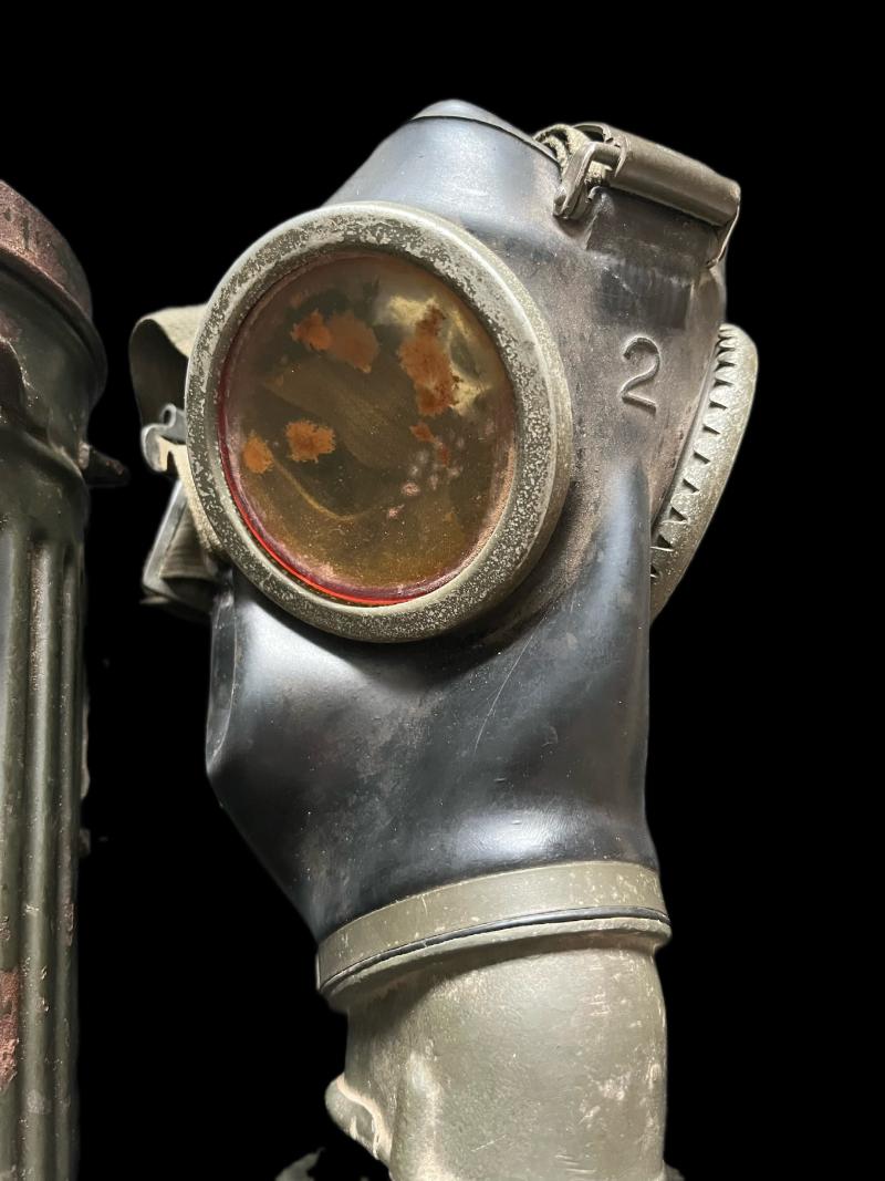 WW2 GERMAN M38 GAS MASK AND TIN