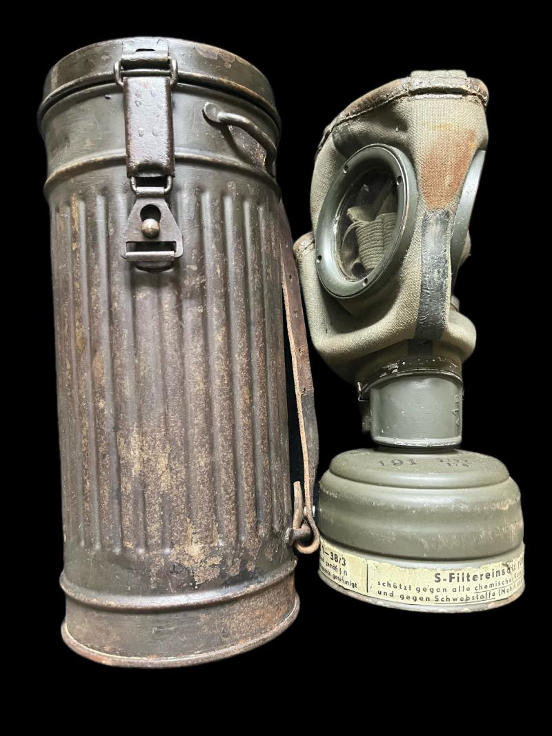 WW2 GERMAN M30 GAS MASK IN TIN